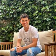 Joven con buen trato con niños/as y ganas de ayudar